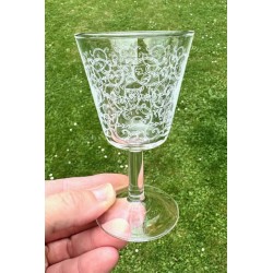 Série de 12 petits verres à pied au décor d'arabesques