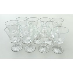 Série de 12 petits verres à pied au décor d'arabesques