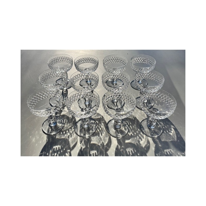 Baccarat - série de 12 coupes en cristal modèle Lucullus