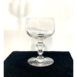 8 verres à pied en verre ancien